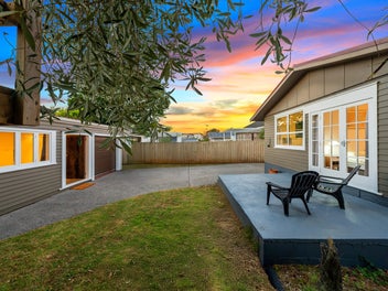 1960s Kiwi Bungalow with Enhanced Extras!