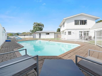 Room for Everyone – Retro Cool with a Pool!