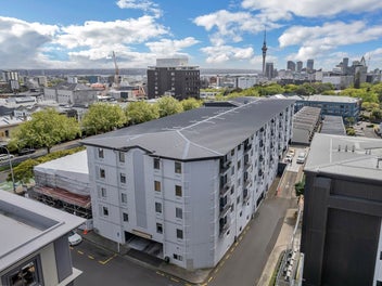 Spacious One-Bedroom Apartment with Carpark