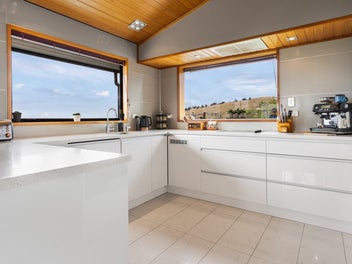 Architectural Oasis with breathtaking Views