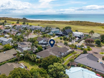 Seaside lifestyle in quiet cul-de-sac