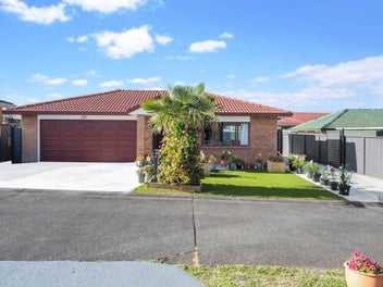 Modern Three-Bedroom Home with Sea Views, Nati...