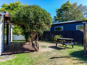 Arrowtown cottage in a garden