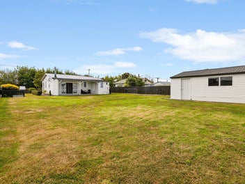 Great Buying! Adorable Home and 809m2 Land $350K!