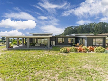 Elegance & Perfection on Lochinvar Lane