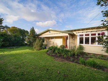 Mangere 1920s stunning character Villa with style!