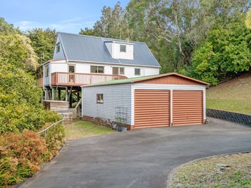 Beautiful Bushland Retreat in Parahaki!