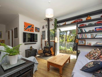 Cute Cottage + 2 x Studios – 10mins Titirangi