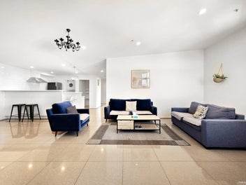 Elevated Urban Oasis – Chic Penthouse with Views