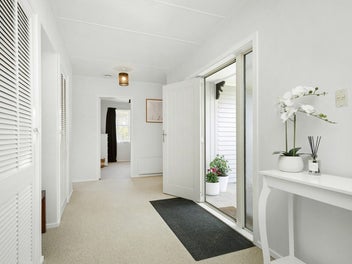 Sunny, Spacious And ideal For Entertaining