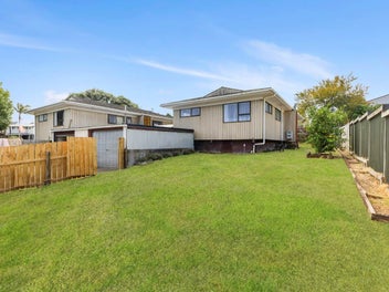 Charming 3-Bedroom Home in Clover Park – Perfe...