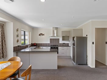 STUNNING KAURI GROVE HOME