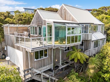 Breathtaking Coastal Living at the Top of Plimmert