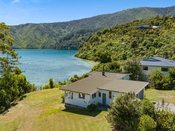 Idyllic Waterfront Retreat