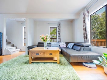 Stylish & Low-Maintenance in a Tranquil Cul-de-Sac