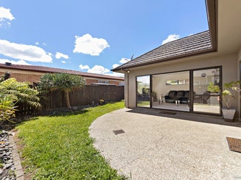 Stunning Five-Bedroom Family Home in Prime Loc...