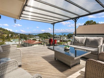 STUNNING WAIOMU HOME WITH SPACE !