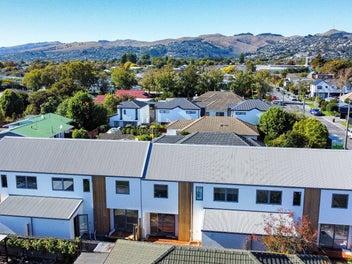 Rear unit, private, garage + extra carpark last 1!