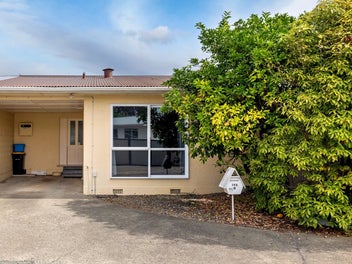 Charming Coastal Retreat, New Carpets, Awaits You!