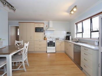 IMMACULATE FAMILY FAVOURITE - MASSIVE GARAGE!