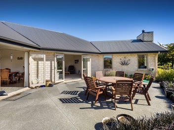 Home, Garden & Garaging - This has it All!