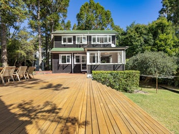 Sunny Sanctuary Steps from Titirangi Village