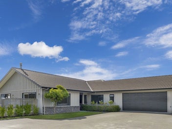 Easy Living in a Lake-Loving Location