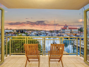 Harbourside Living with 12m Marina Berth.