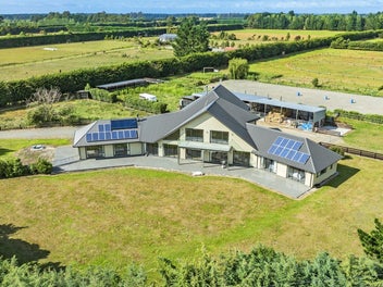 *UNDER OFFER* Outstanding Lifestyle Property