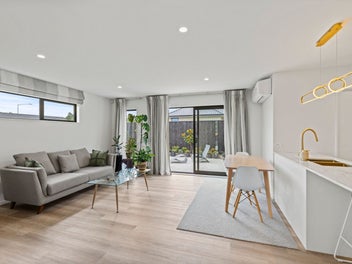 Massive price drop - Enquiries over $919,000