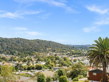 PRIME LOCATION AND SPECTACULAR CITY VIEWS!