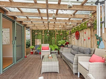 Easy Lifestyle: Master & Living Areas on Groun...