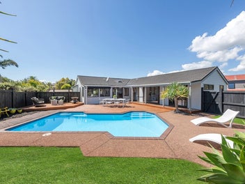 Poolside Paradise - Family Living in Half Moon Bay