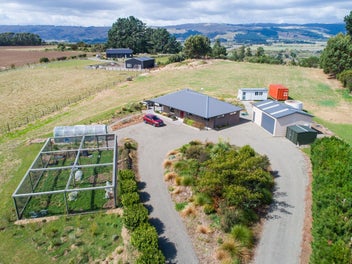 Charming lifestyle retreat on 1.7 hectares