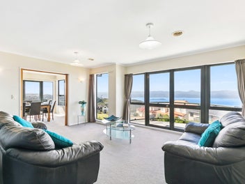 SUNNY FAMILY HOME WITH PANORAMIC VIEWS