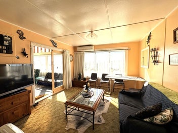 Quaint Kiwi Bach in Kaka Point