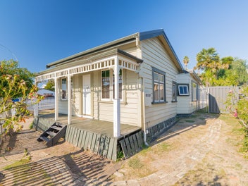 Super Cute Cottage Must Be Sold!