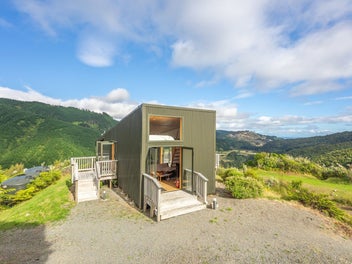 SUBLIME MODERN OFF-GRID LIVING IN THE GORGE