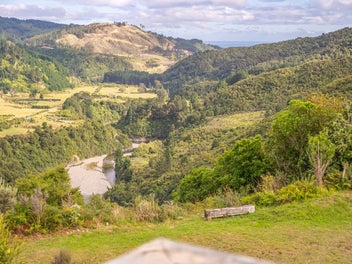 SUBLIME MODERN OFF-GRID LIVING IN THE GORGE