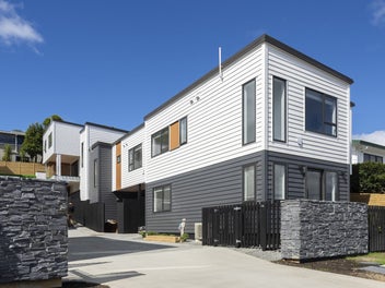 Walk to beach ! Top School Zone! Luxury !