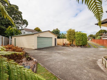 FOUR BEDROOM HOME WITH HUGE GARAGING!!