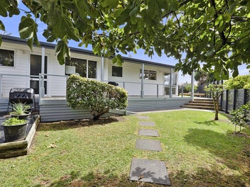 LOCATION, CONVENIENCE, IMMACULATE TOWNHOUSE