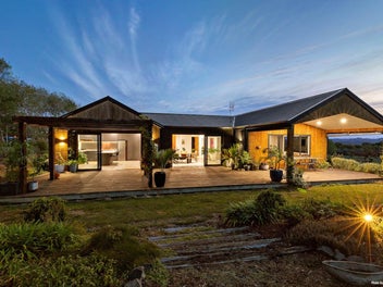 ELEVATED MODERN LUXURY RETREAT