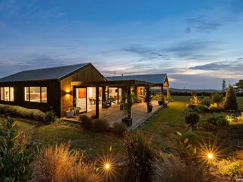 ELEVATED MODERN LUXURY RETREAT