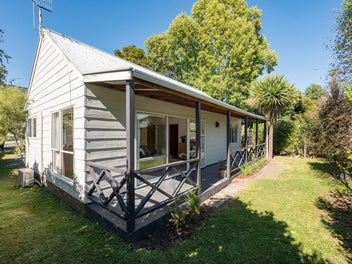 Cute Cottage With Large Section & Studio