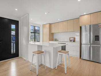 Single level, lift access and superb location!