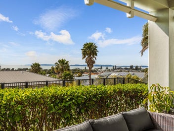 Spectacular Seaview and Single Level