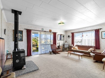 Expansive Home, Extra Rooms & Endless Potential!