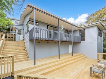 Bayside Bliss–Renovated Retreat in Rangitoto Zone