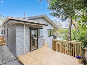 Bayside Bliss–Renovated Retreat in Rangitoto Zone